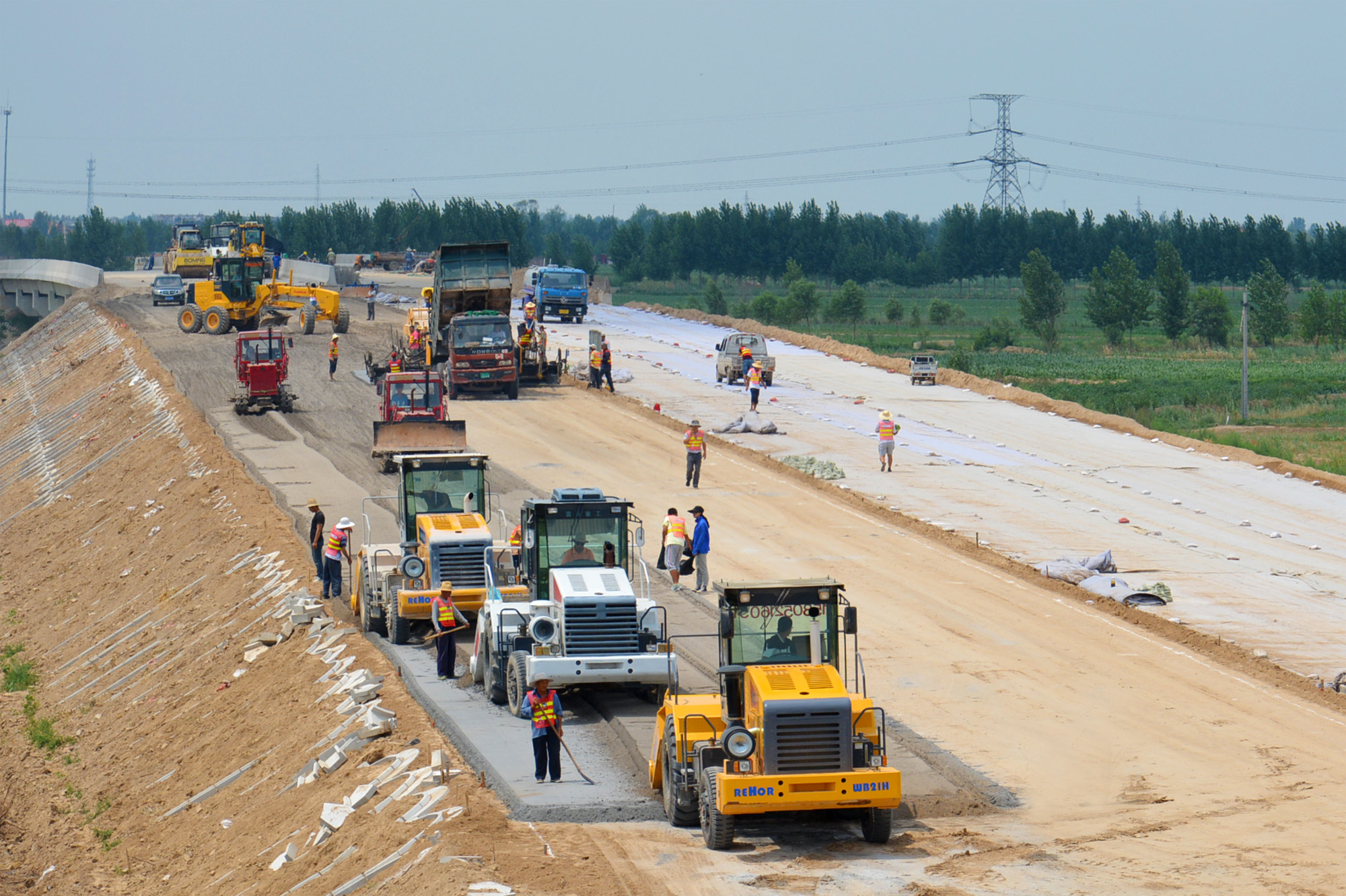 冷再生机租赁之水泥改良土施工流程