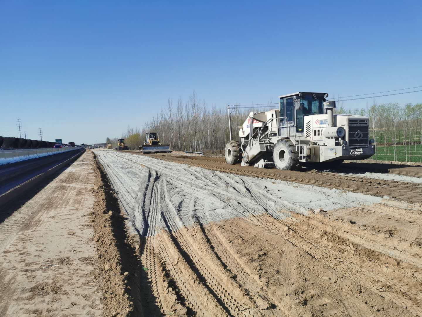 冷再生机处理道路深度翻新的优势特点介绍